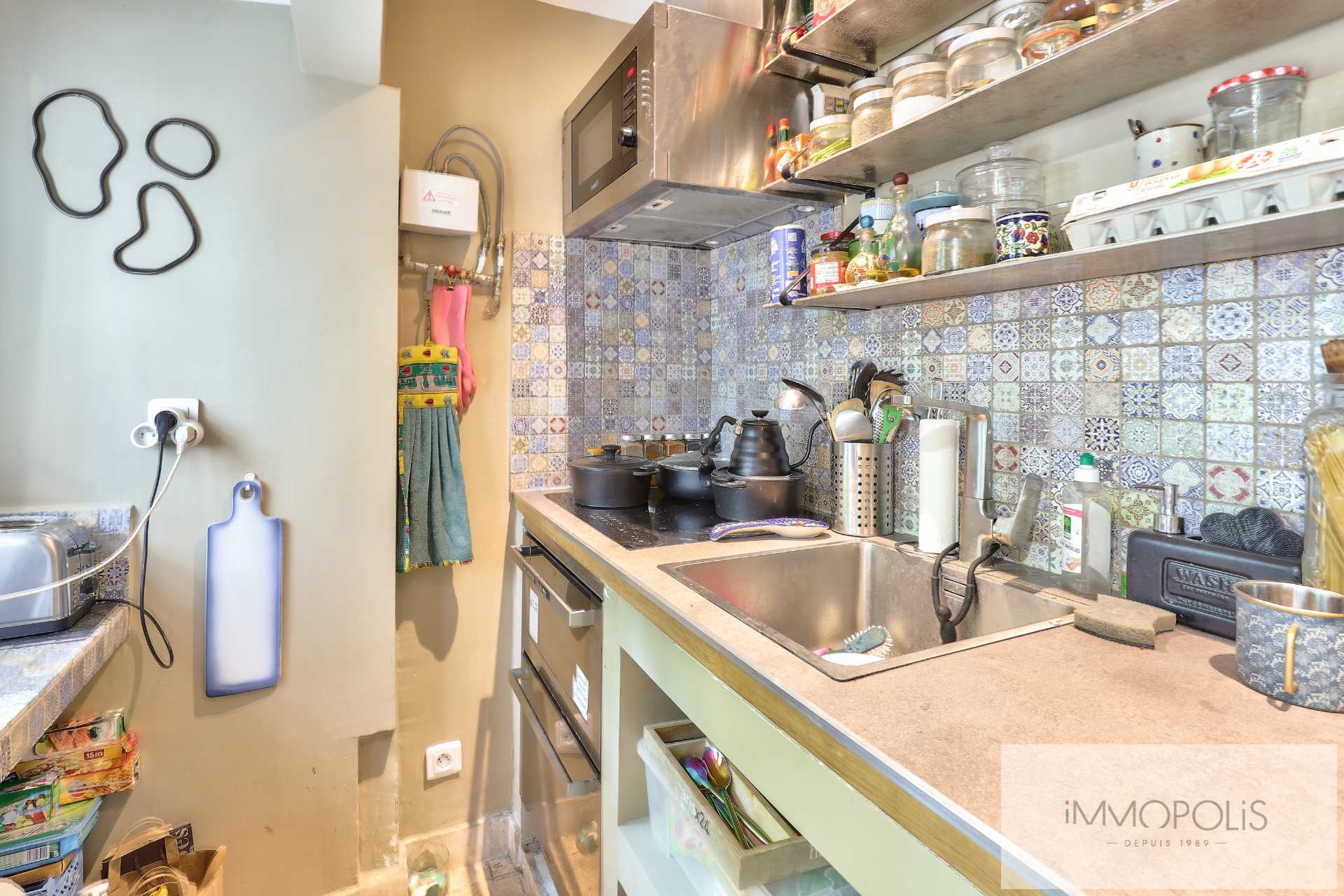Montmartre, rue Gabrielle, magnifique 2 pièces entièrement rénové avec pierres, briques et poutres apparentes : comme une maison ! 6