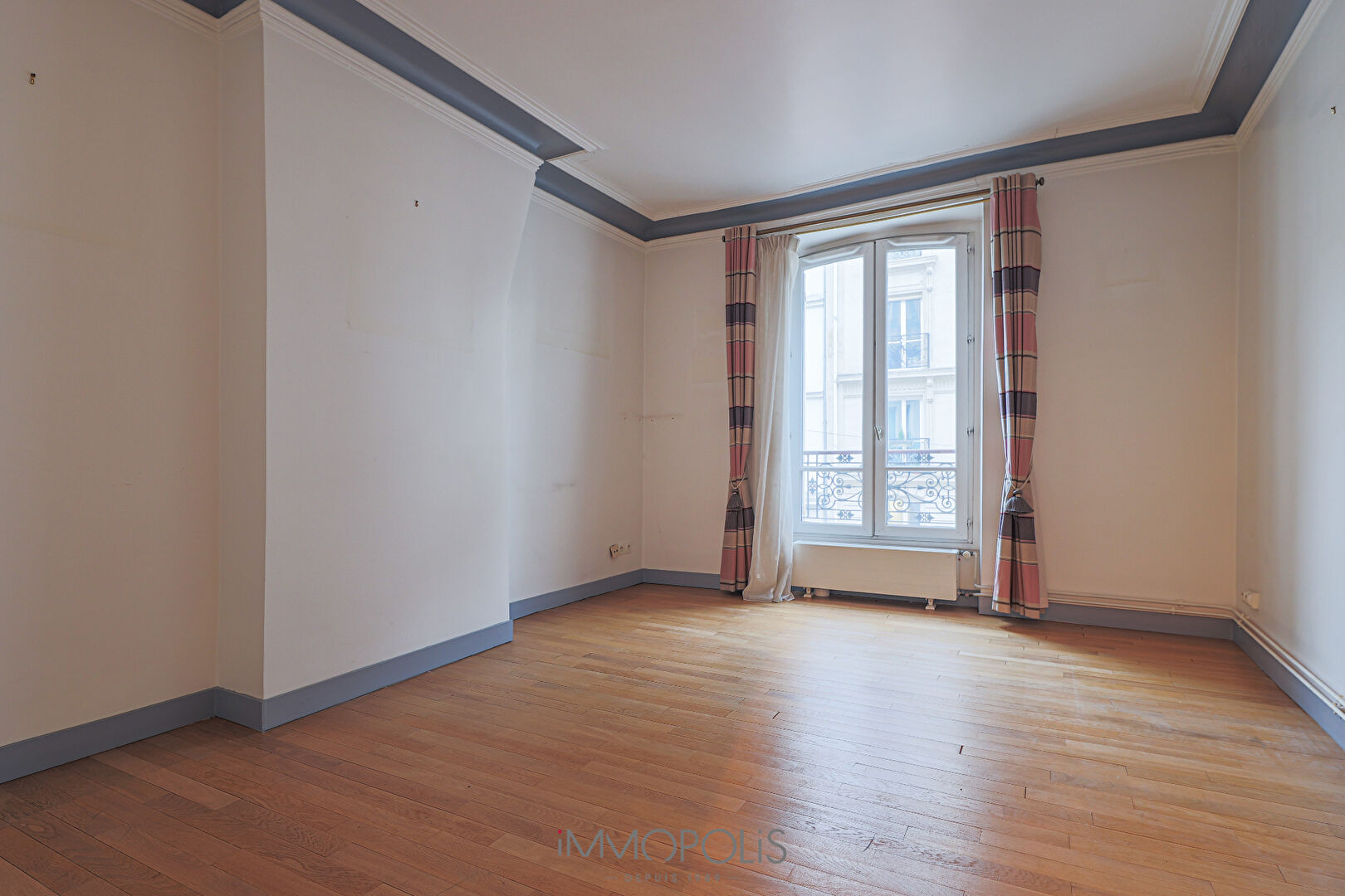 Beautiful 3 rooms at the compact plan in Montmartre, rue Ravignan 1