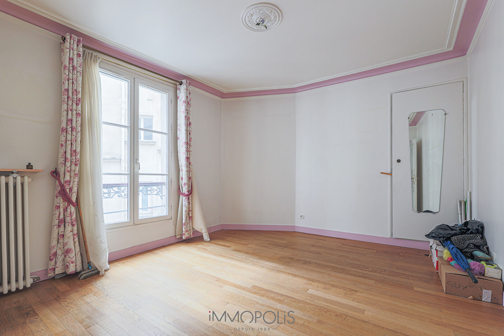 Beautiful 3 rooms at the compact plan in Montmartre, rue Ravignan 10
