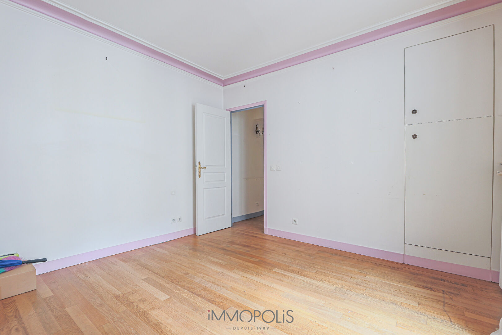 Beautiful 3 rooms at the compact plan in Montmartre, rue Ravignan 11