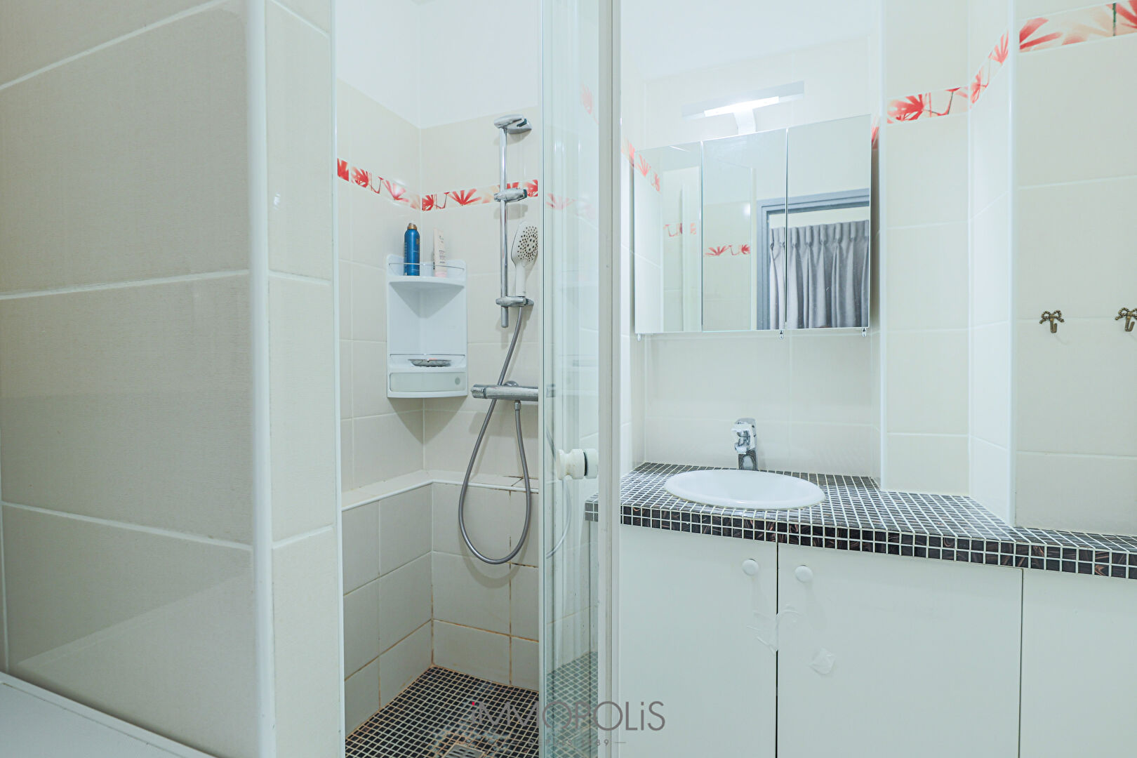 Beautiful 3 rooms at the compact plan in Montmartre, rue Ravignan 12