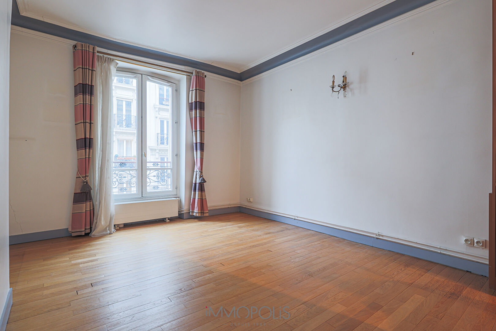 Beautiful 3 rooms at the compact plan in Montmartre, rue Ravignan 5