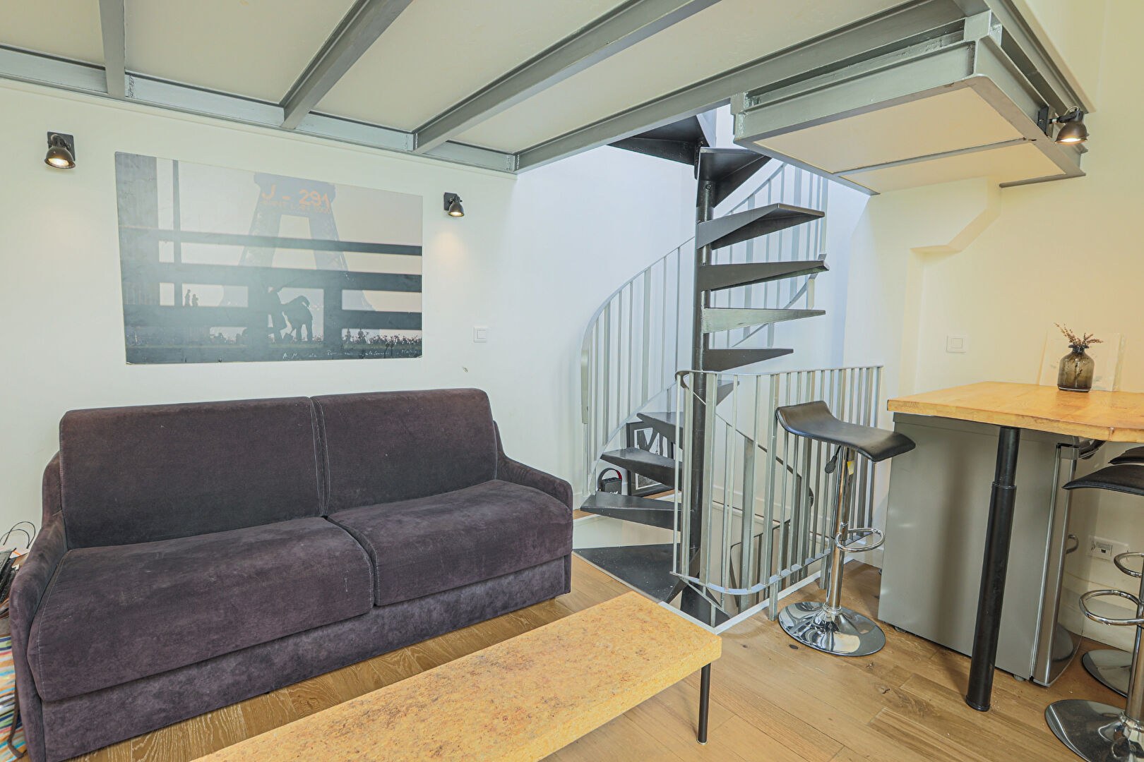 Abbesses real small quiet house on court with an excellent DPE! 1