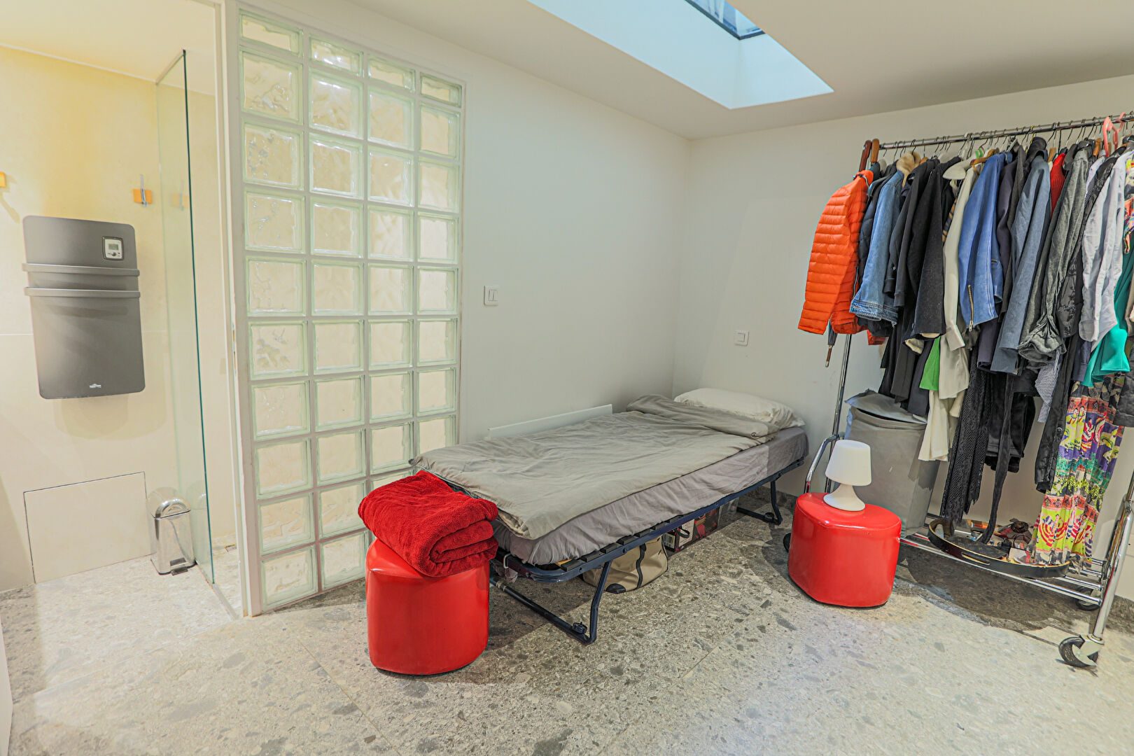 Abbesses real small quiet house on court with an excellent DPE! 10