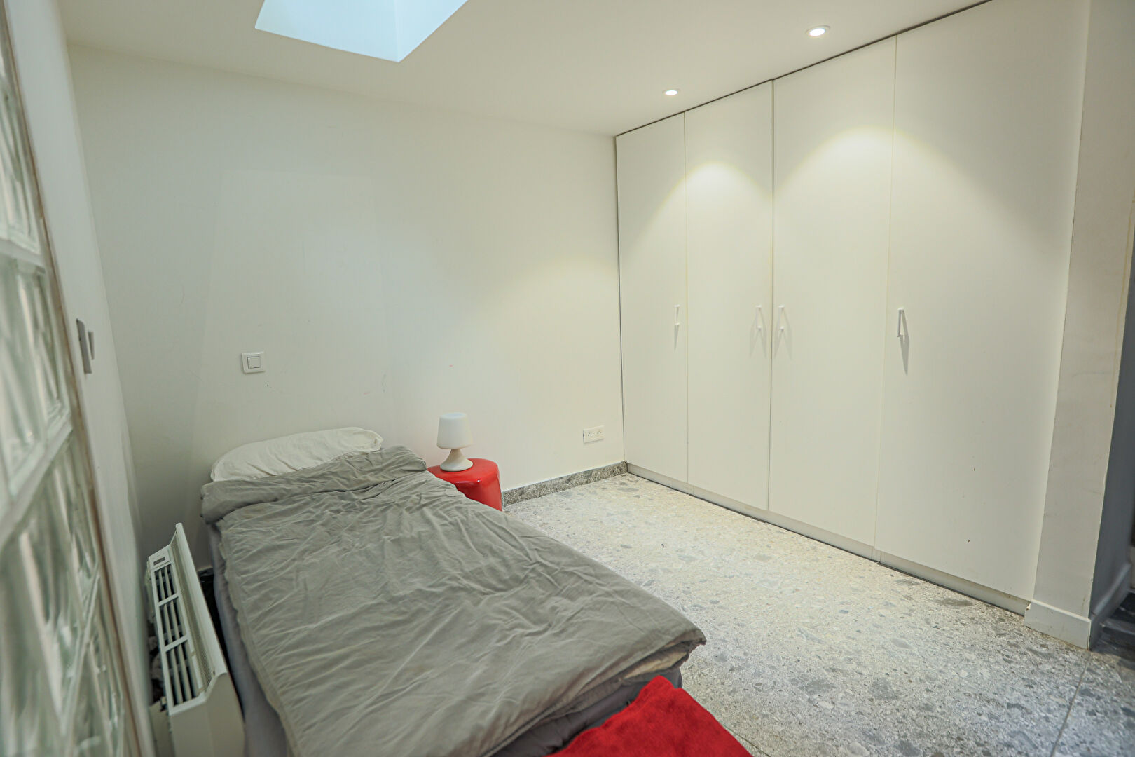 Abbesses real small quiet house on court with an excellent DPE! 11