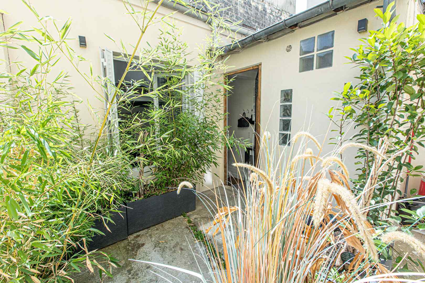 Abbesses real small quiet house on court with an excellent DPE! 2