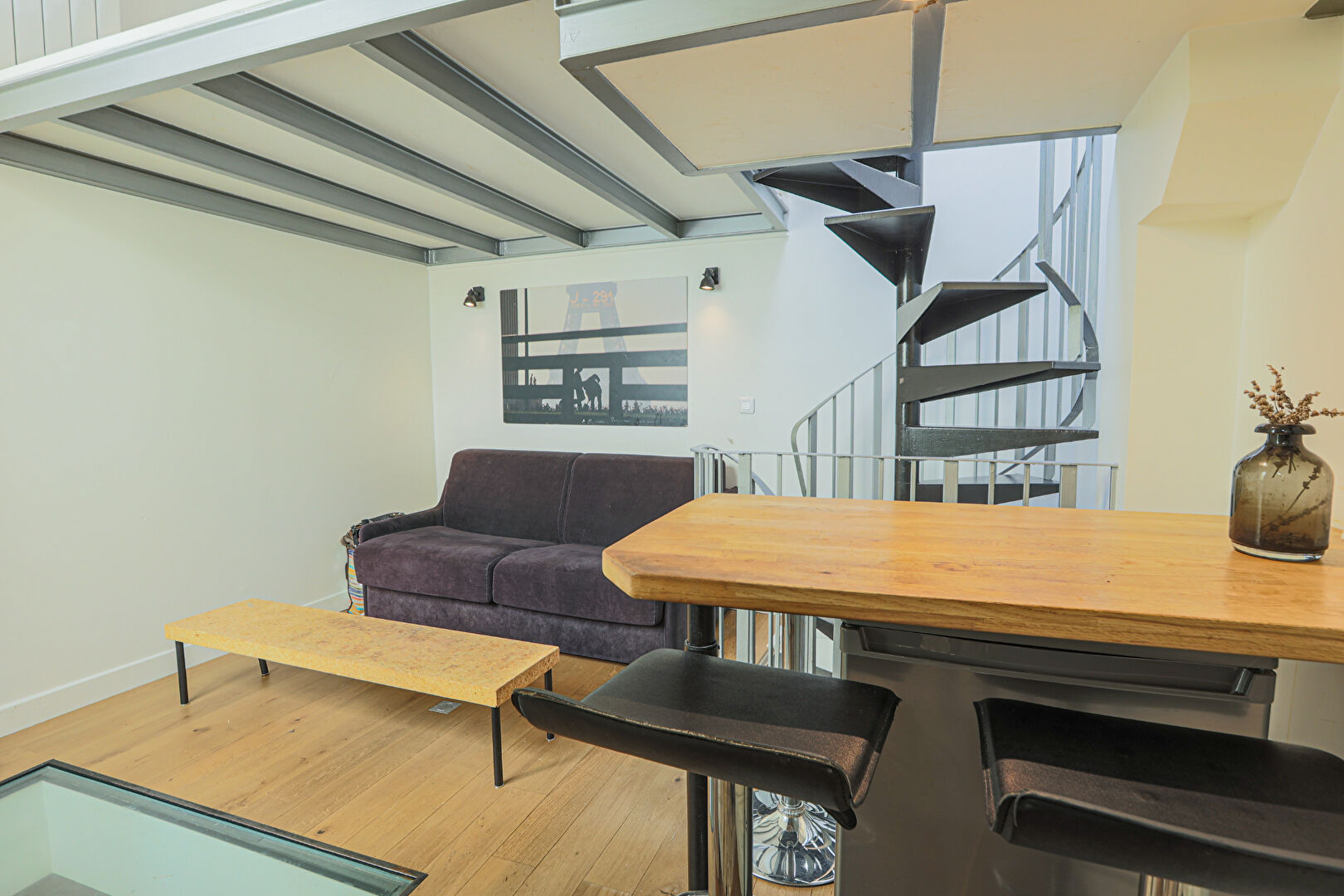Abbesses real small quiet house on court with an excellent DPE! 4