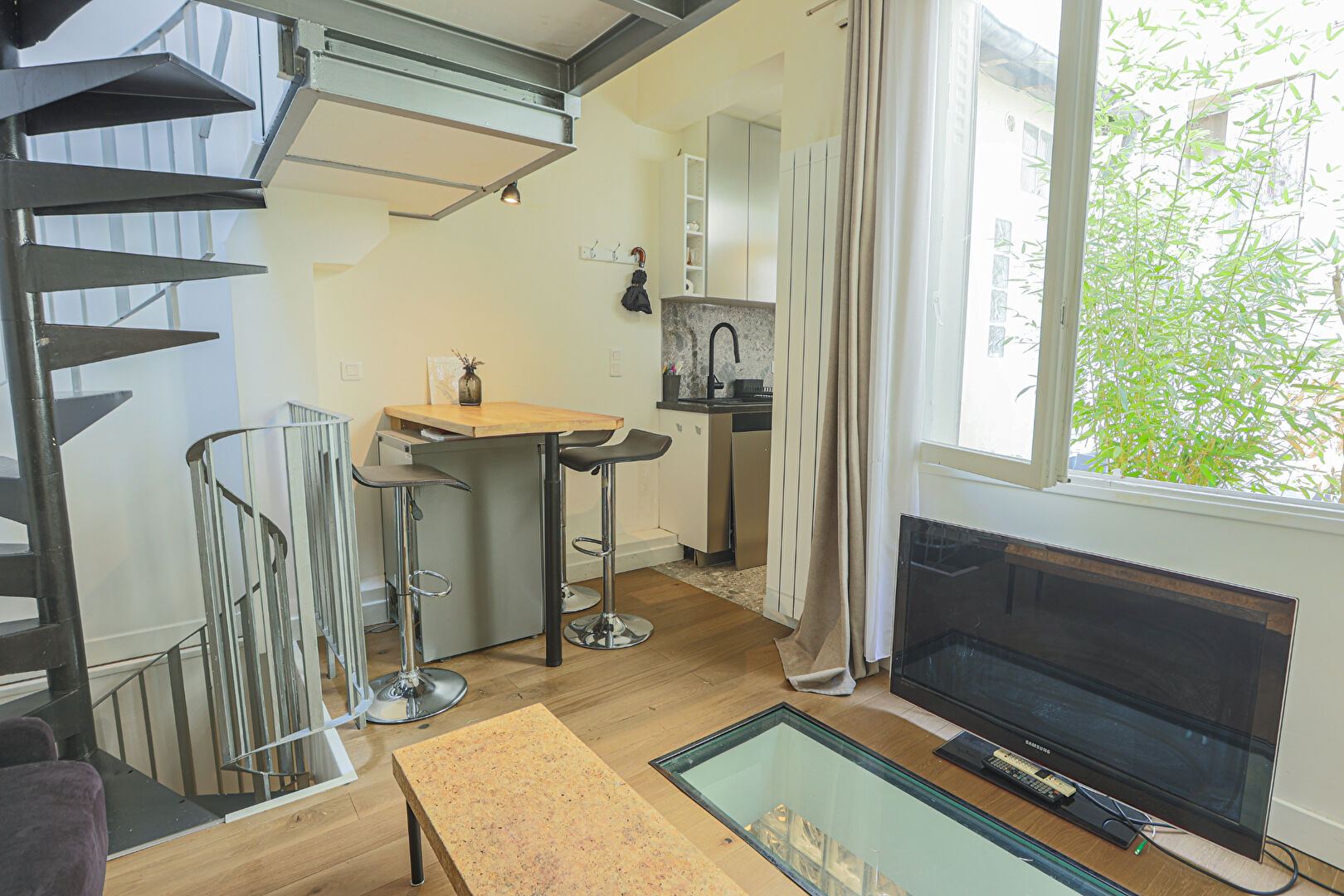 Abbesses real small quiet house on court with an excellent DPE! 5