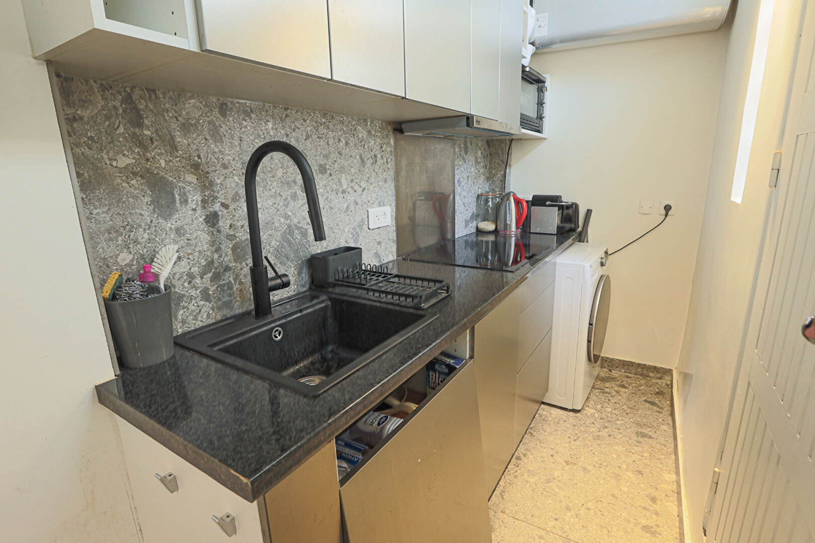 Abbesses real small quiet house on court with an excellent DPE! 6