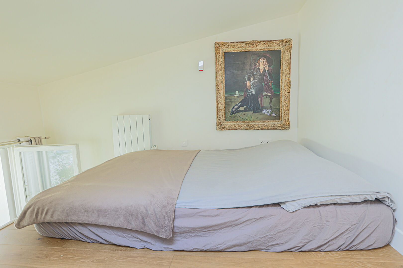 Abbesses real small quiet house on court with an excellent DPE! 7