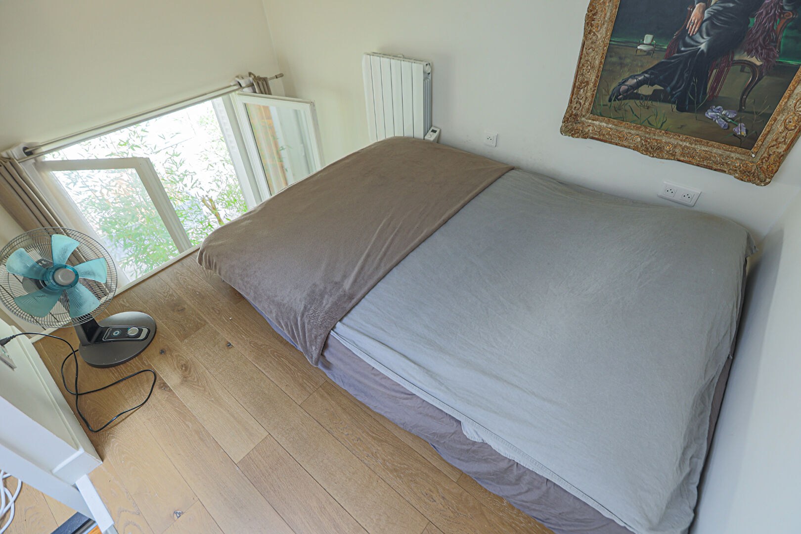 Abbesses real small quiet house on court with an excellent DPE! 8