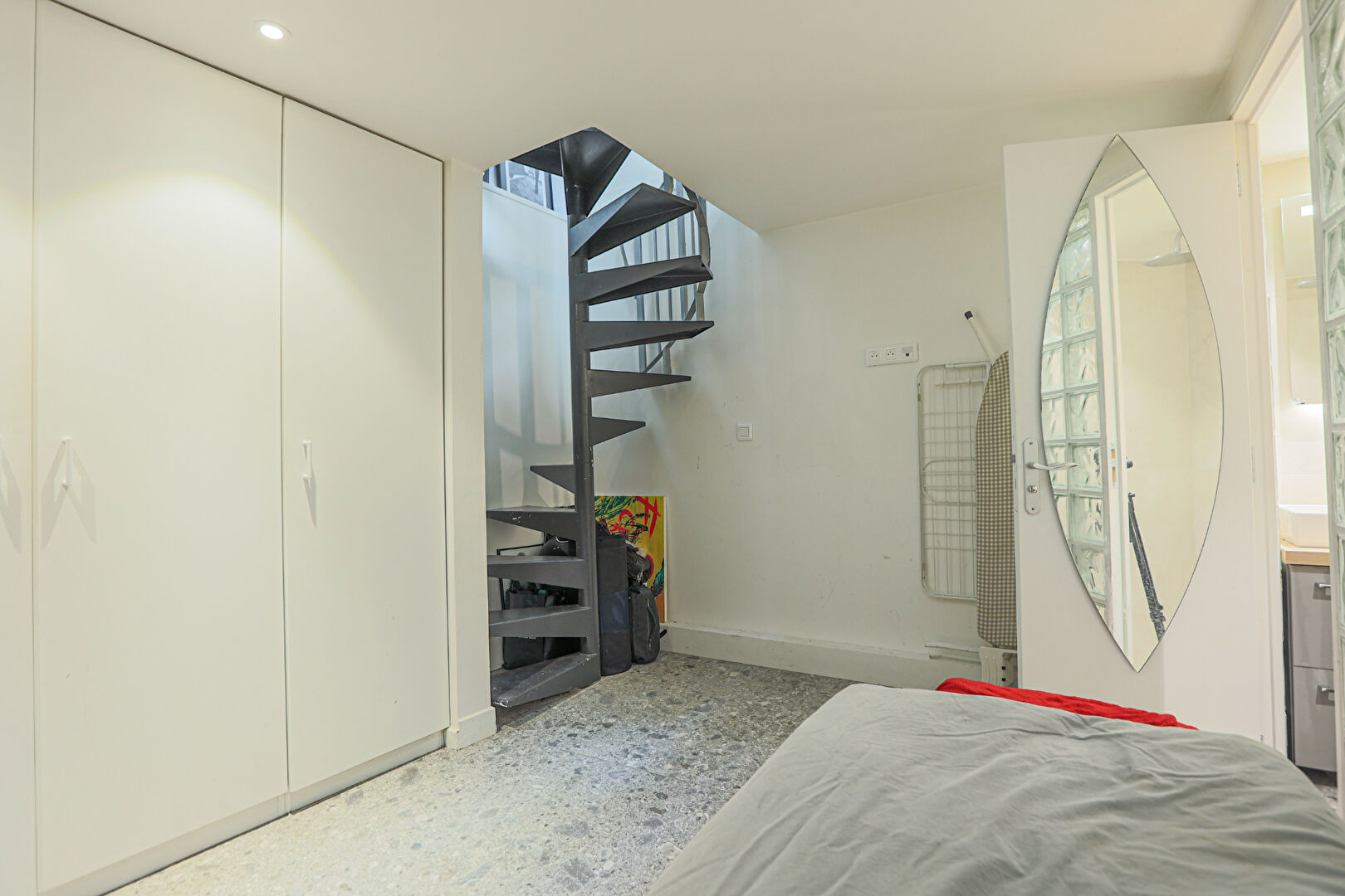 Abbesses real small quiet house on court with an excellent DPE! 9