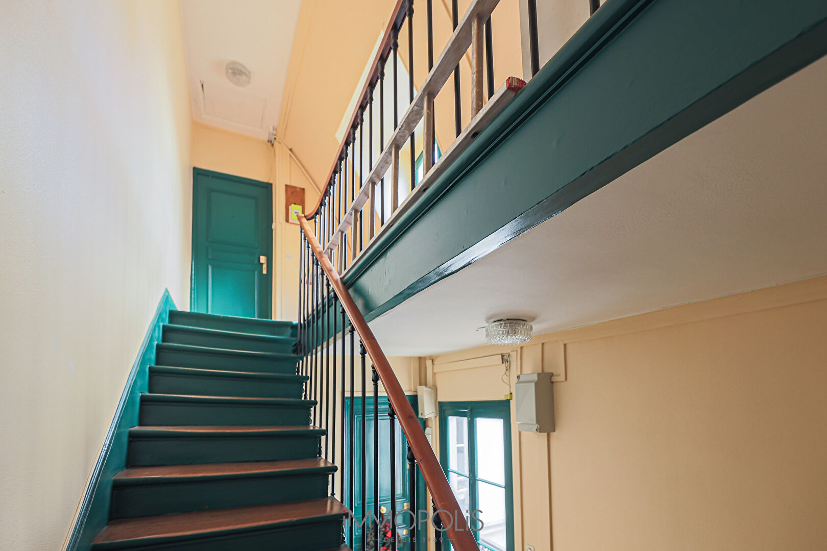 Abbesses, beautiful 2 rooms in the last floor, clear and calm 11