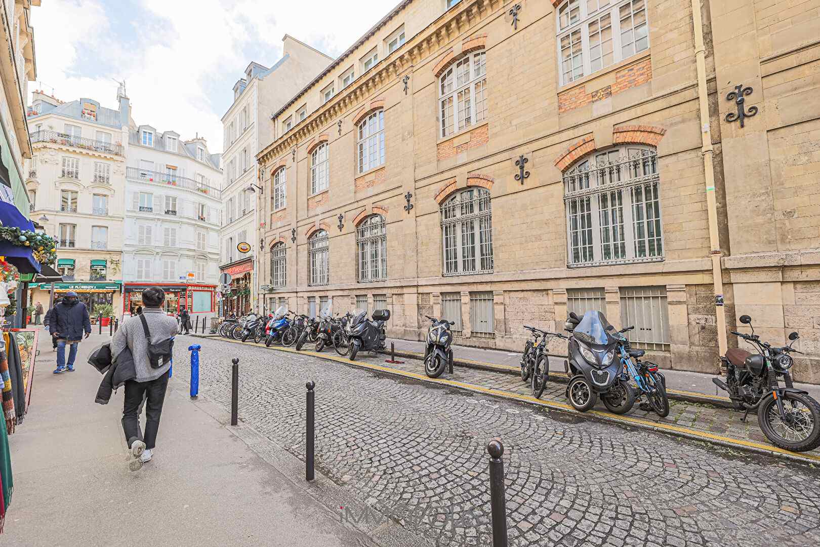 Abbesses, beautiful 2 rooms in the last floor, clear and calm 12