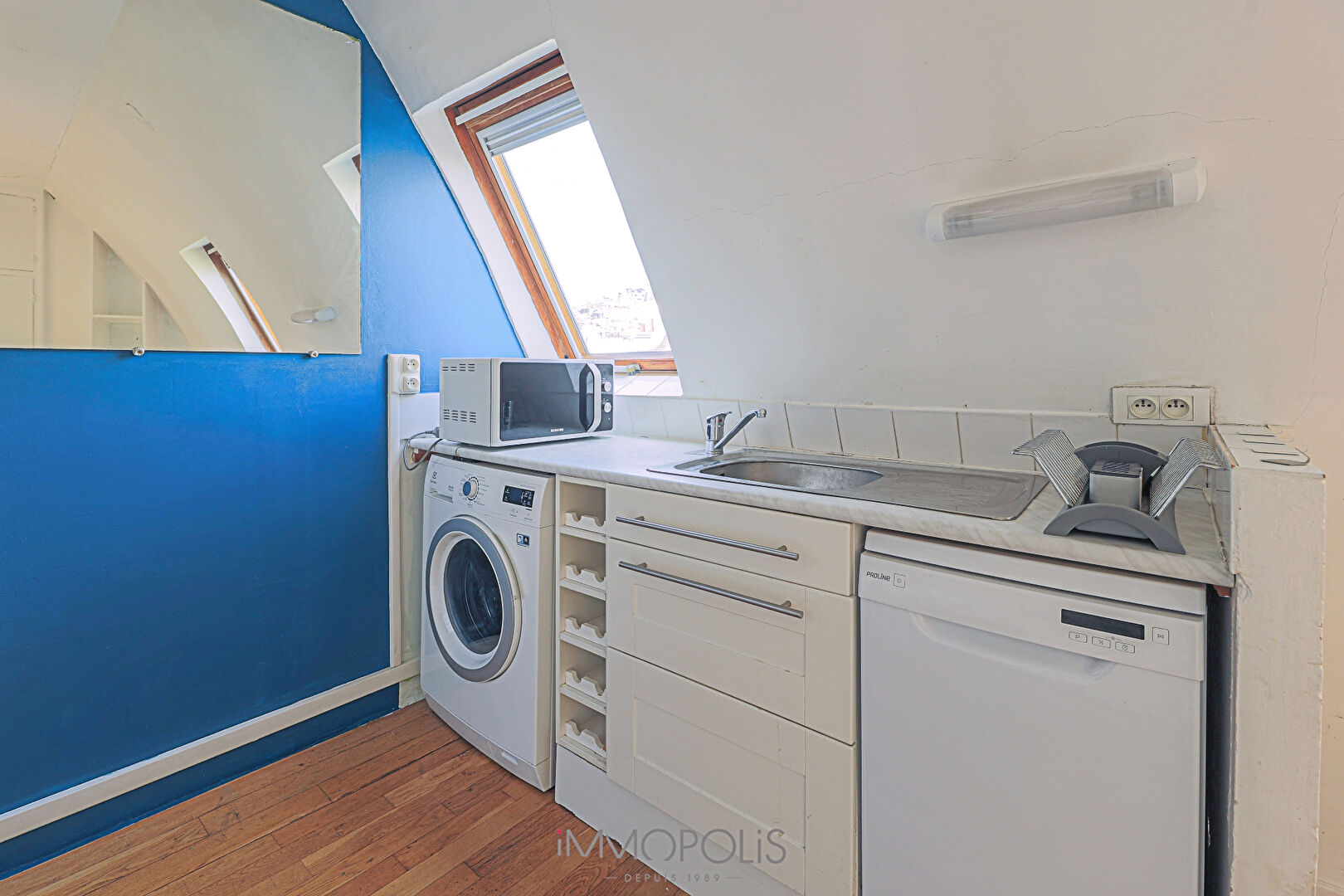 Abbesses, beautiful 2 rooms in the last floor, clear and calm 6
