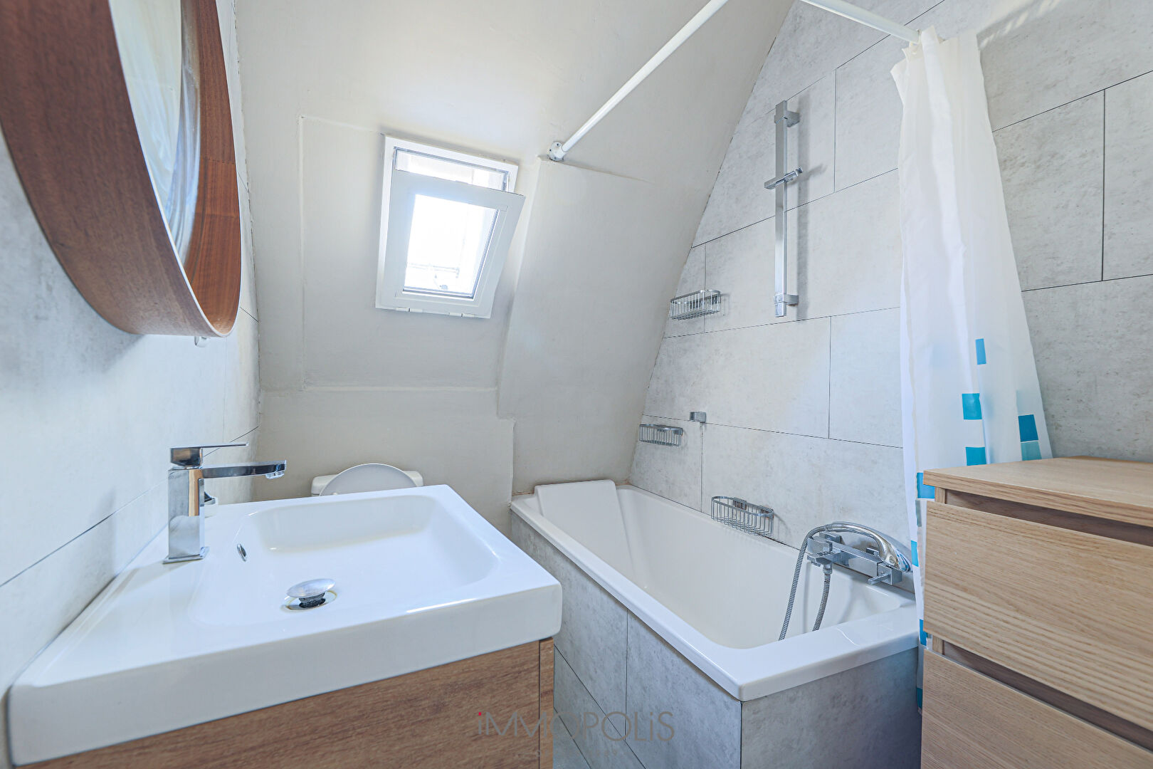 Abbesses, beautiful 2 rooms in the last floor, clear and calm 9