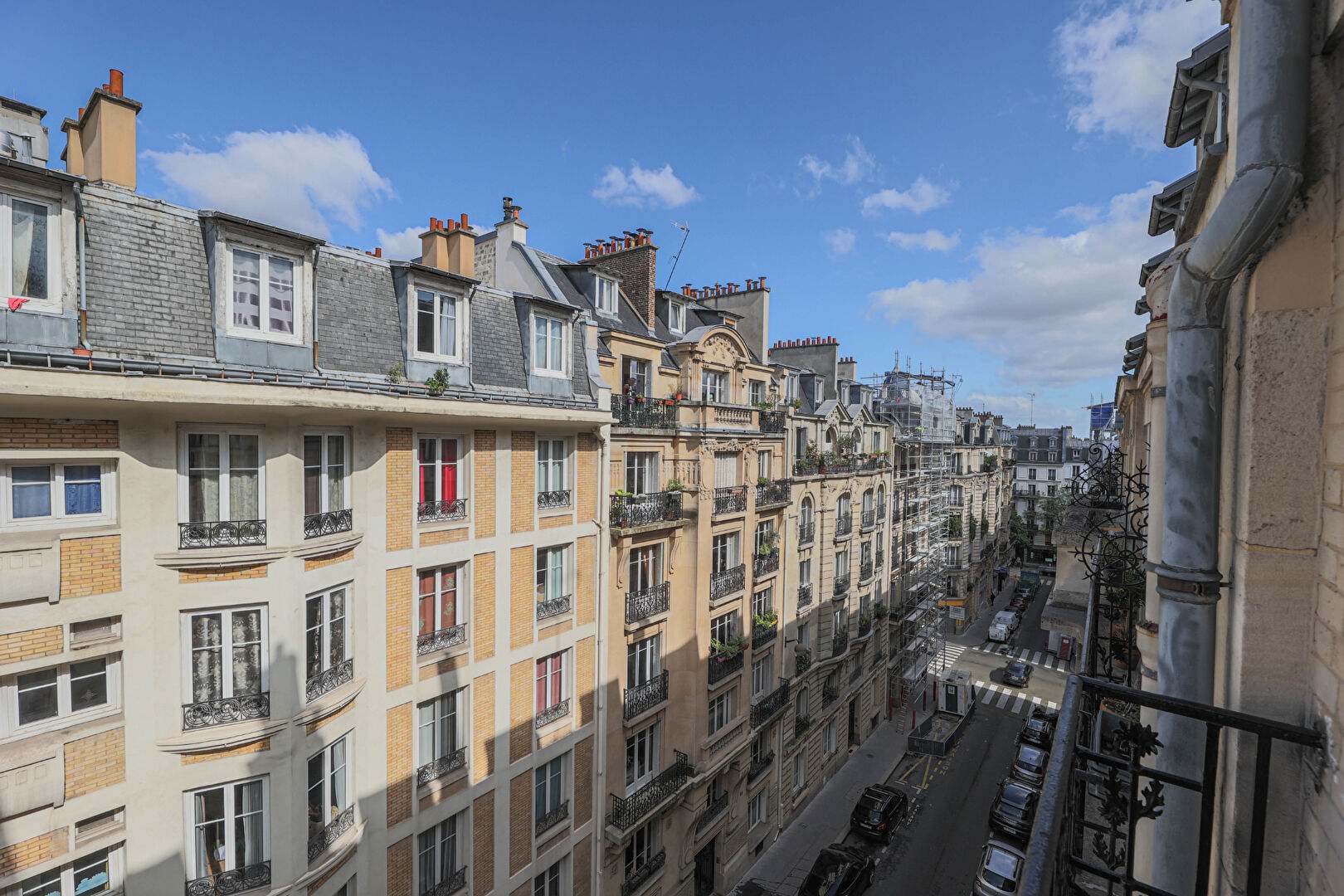 Apartment rue de Tretaigne/Jules Joffrin, 3 rooms, high floor balcony 10