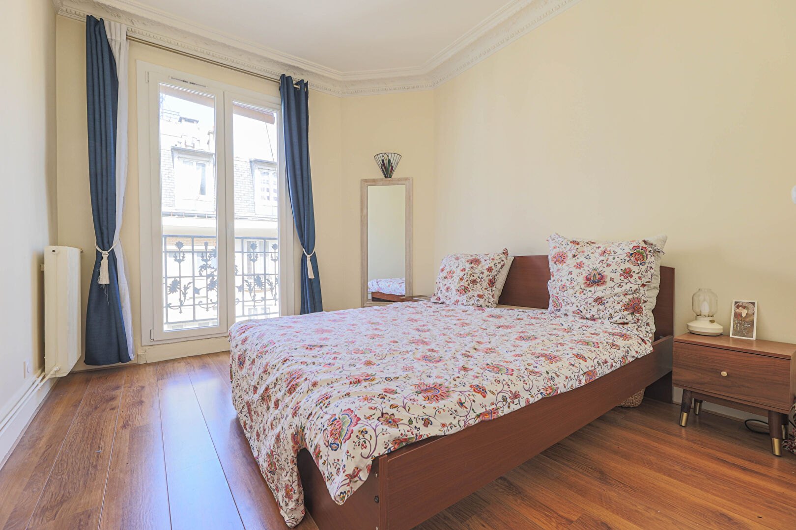 Apartment rue de Tretaigne/Jules Joffrin, 3 rooms, high floor balcony 4