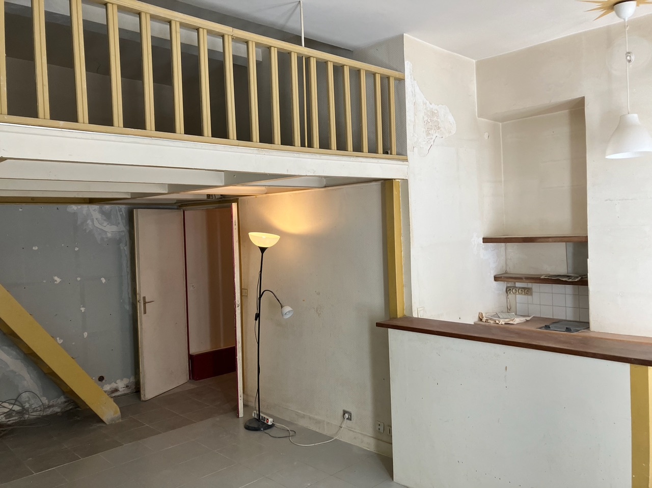 Good deal: 45 m² modernizing apartment in the heart of the abbesses in Monamrtre! 2