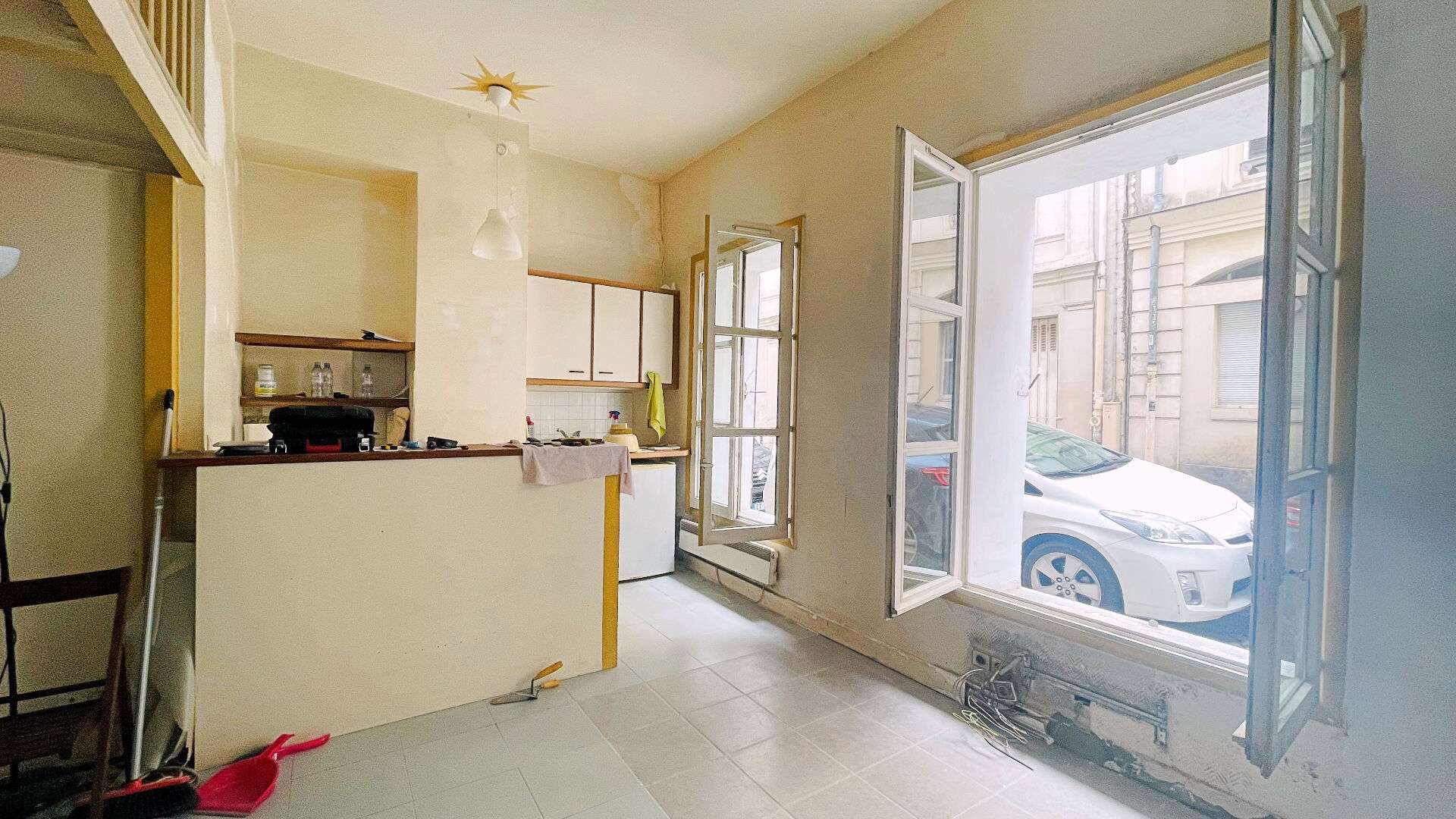 Good deal: 45 m² modernizing apartment in the heart of the abbesses in Monamrtre! 4