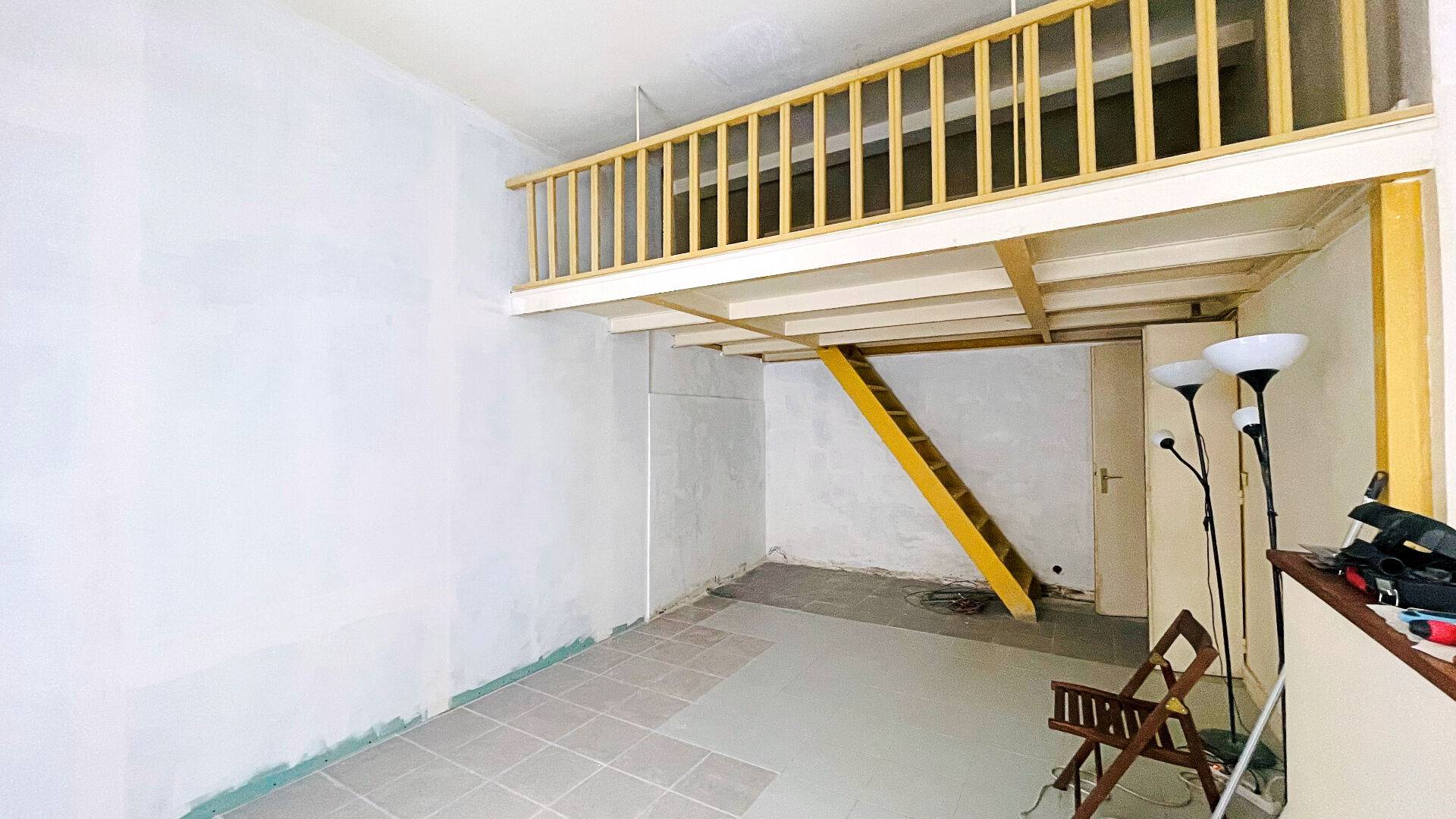 Good deal: 45 m² modernizing apartment in the heart of the abbesses in Monamrtre! 6