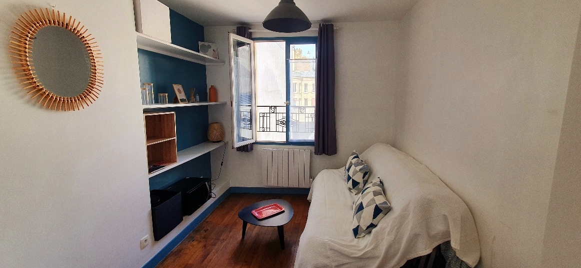 Charming studio with abbesses with open screws! 1