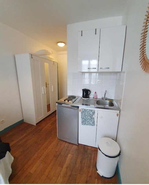 Charming studio with abbesses with open screws! 5