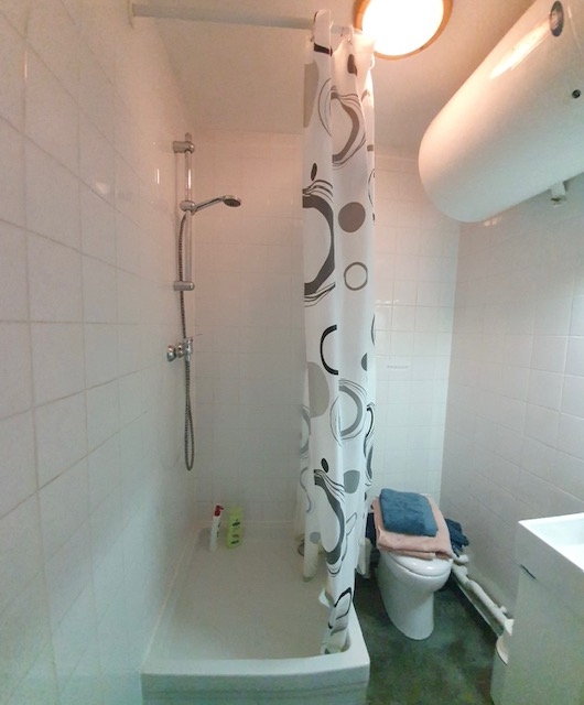 Charming studio with abbesses with open screws! 6