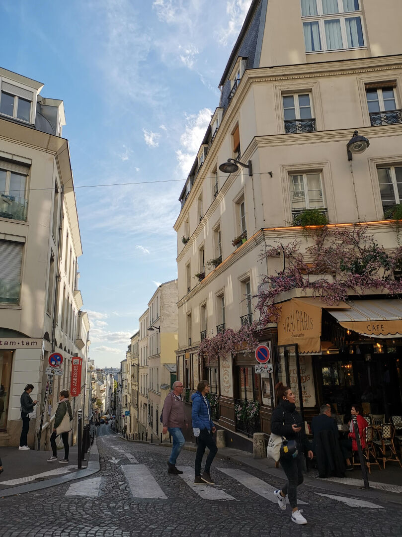 Charming studio with abbesses with open screws! 7