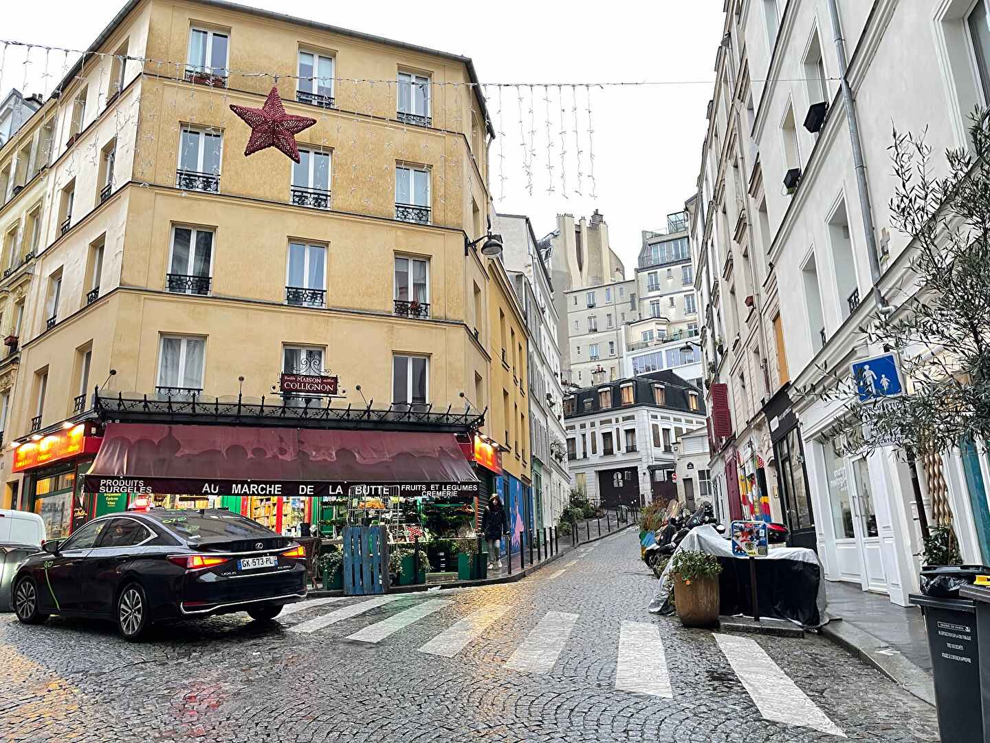 Studio full of charm with exposed beams in the heart of the highly sought -after district of Montmartre! 1