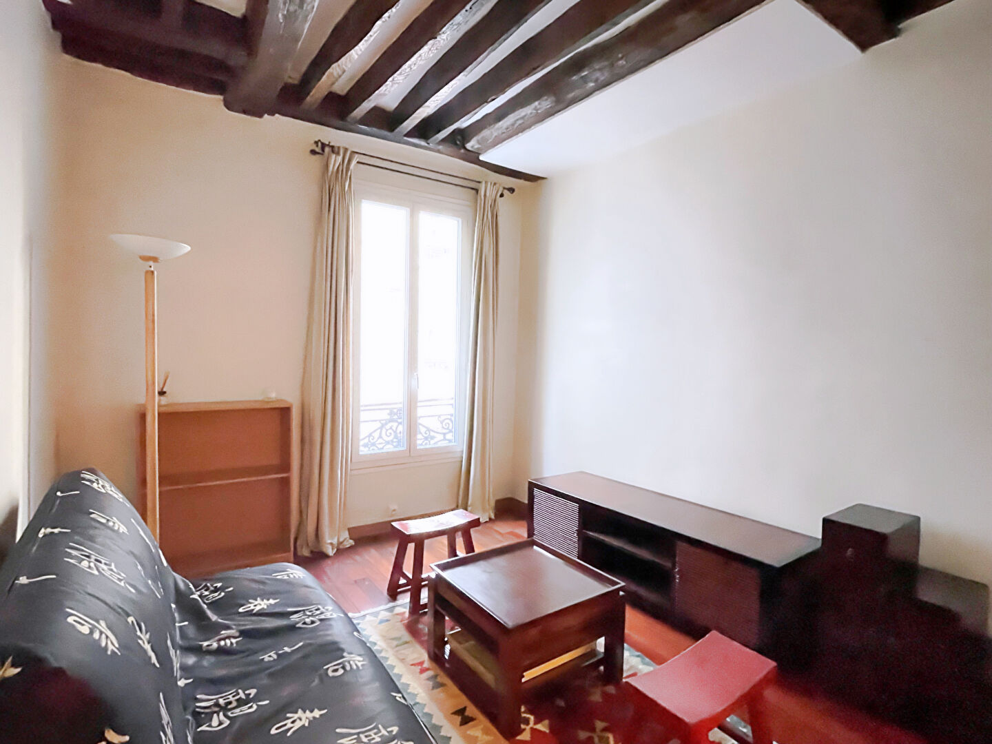 Studio full of charm with exposed beams in the heart of the highly sought -after district of Montmartre! 2