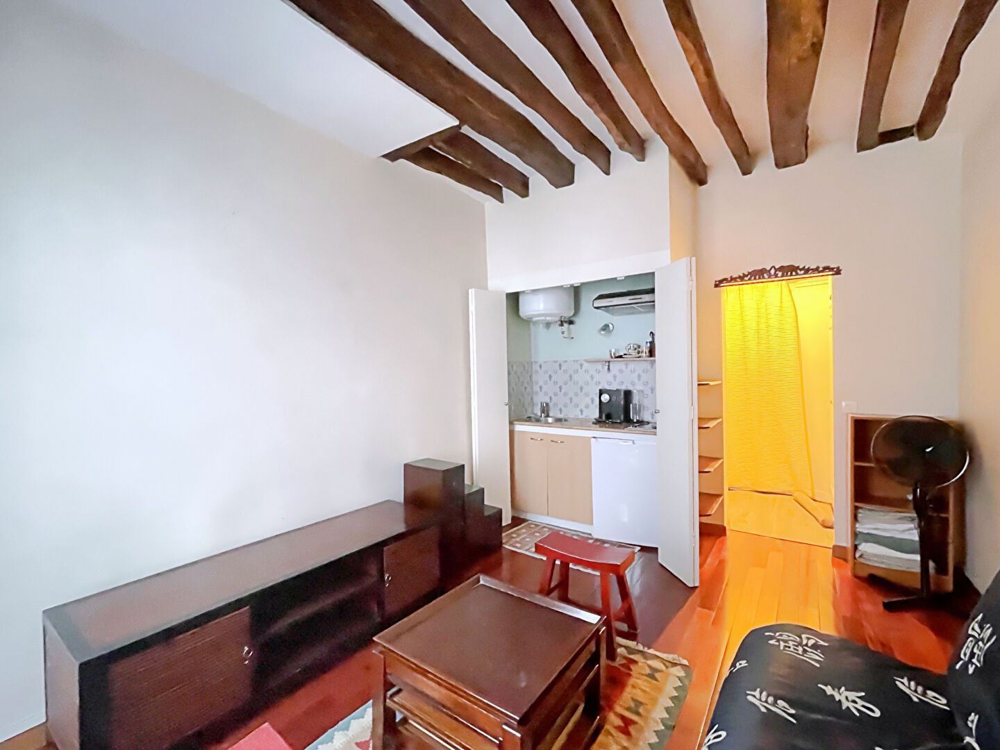 Studio full of charm with exposed beams in the heart of the highly sought -after district of Montmartre! 5