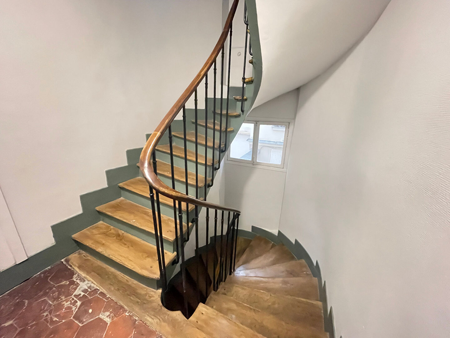 Studio full of charm with exposed beams in the heart of the highly sought -after district of Montmartre! 7