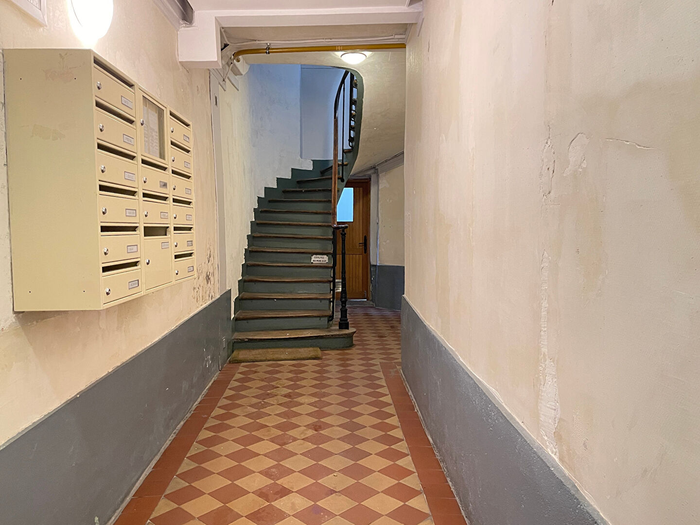 Studio full of charm with exposed beams in the heart of the highly sought -after district of Montmartre! 8
