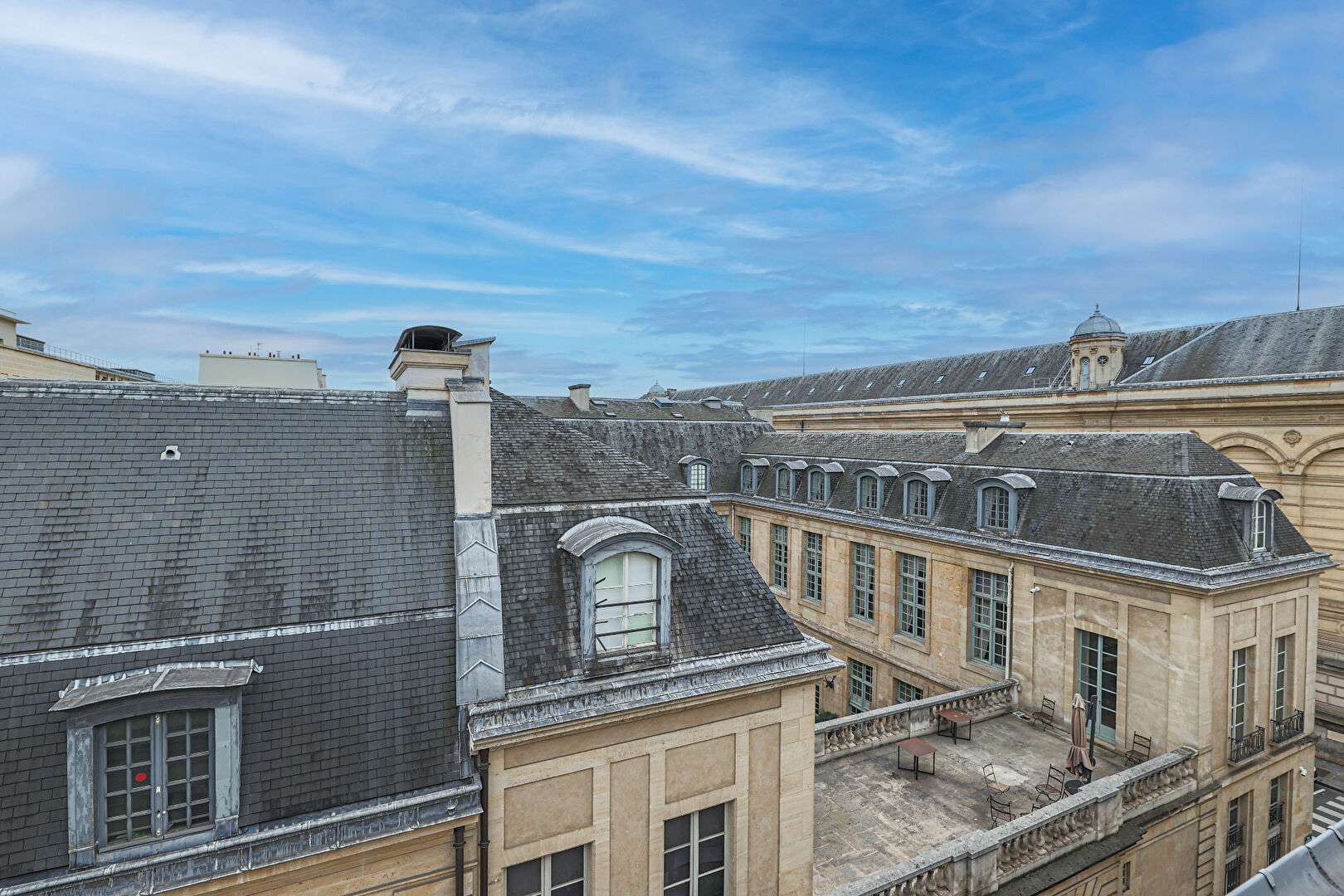 Exceptional: in the heart of the Marais, magnificent last floor studio with clear view: exceptional place to visit urgently! 1
