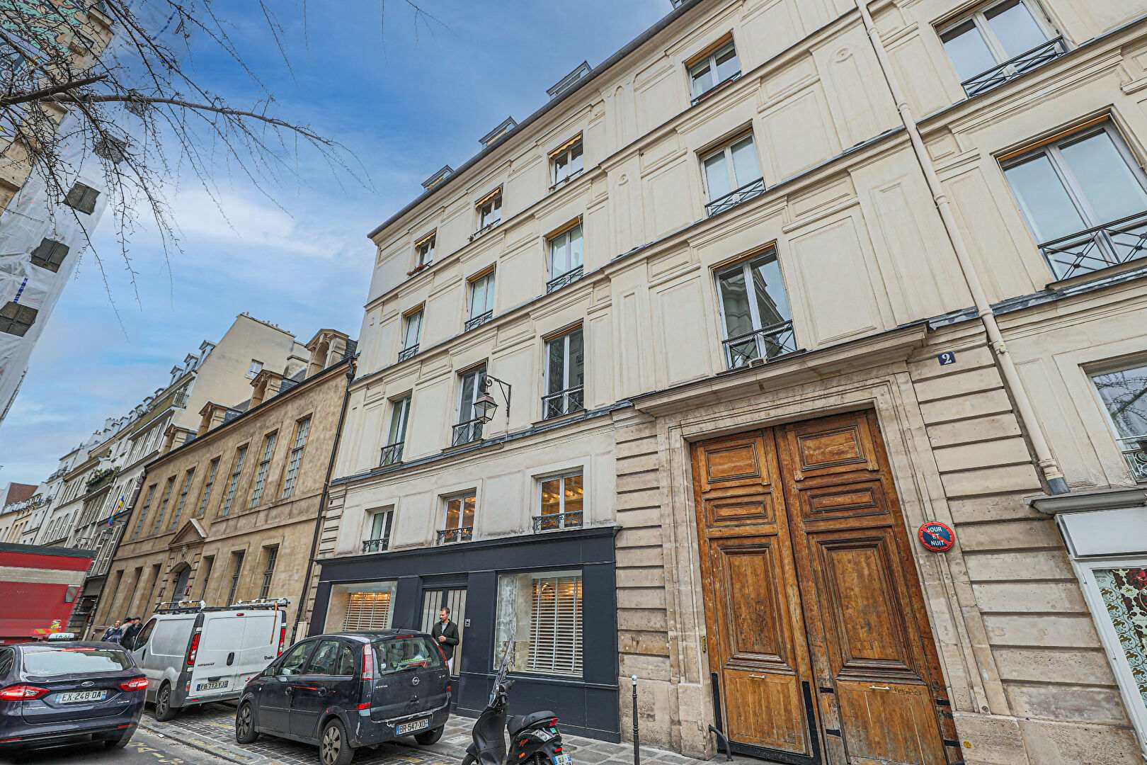 Exceptional: in the heart of the Marais, magnificent last floor studio with clear view: exceptional place to visit urgently! 12