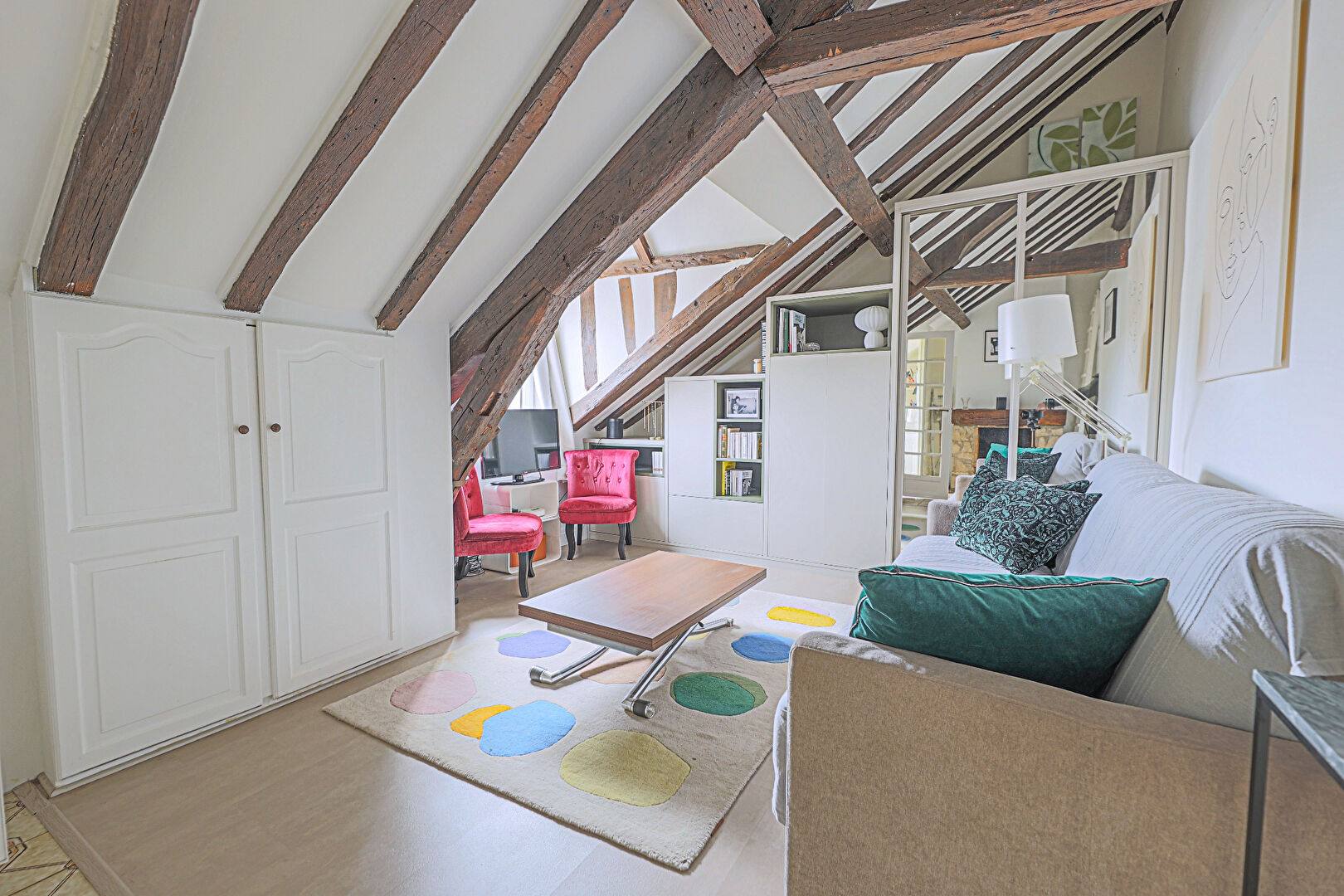 Exceptional: in the heart of the Marais, magnificent last floor studio with clear view: exceptional place to visit urgently! 3