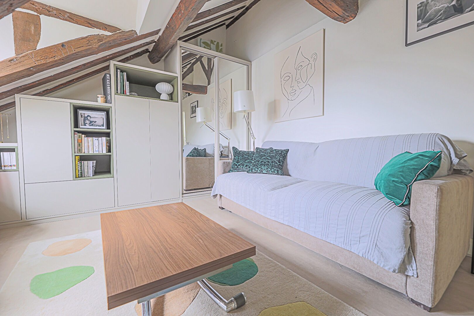 Exceptional: in the heart of the Marais, magnificent last floor studio with clear view: exceptional place to visit urgently! 4