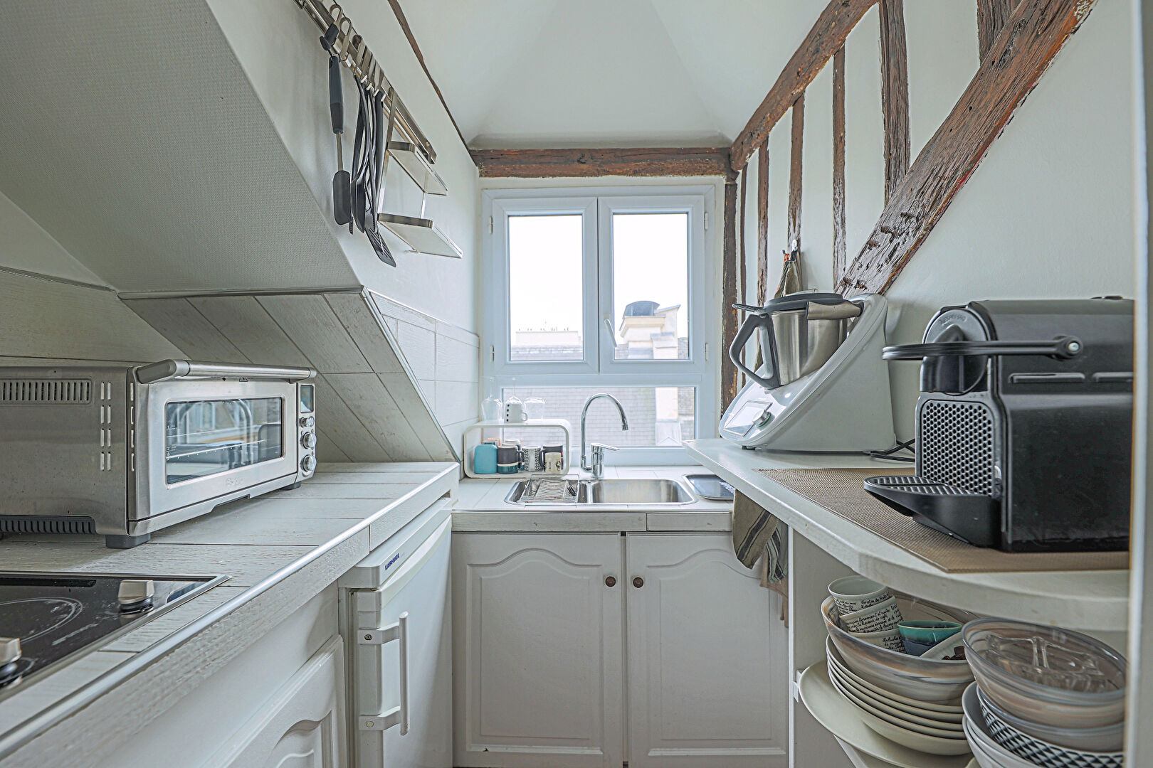 Exceptional: in the heart of the Marais, magnificent last floor studio with clear view: exceptional place to visit urgently! 6