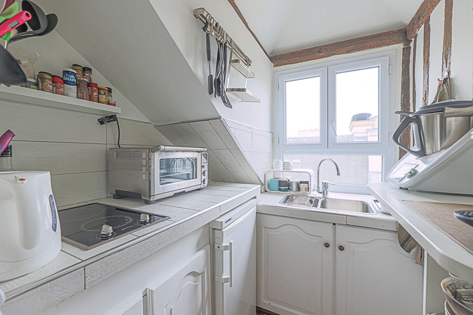 Exceptional: in the heart of the Marais, magnificent last floor studio with clear view: exceptional place to visit urgently! 7