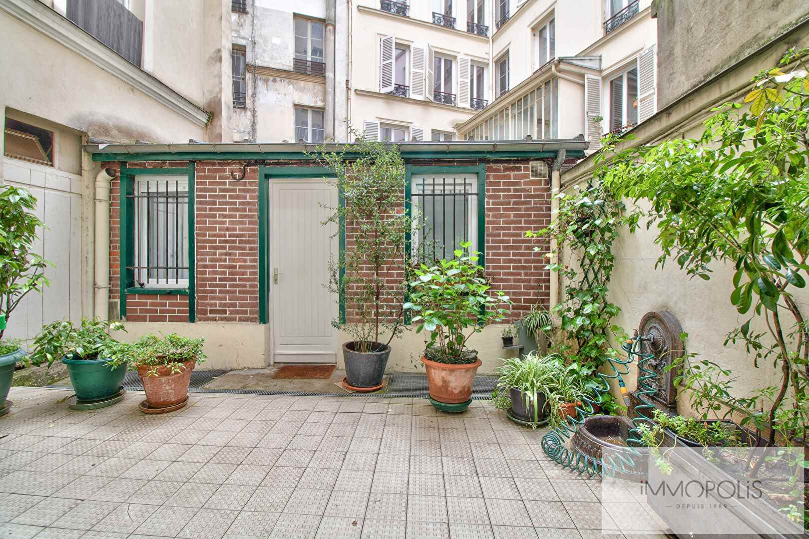 Large studio with clear vis-à-vis, in 6th and top floor with lift, in full so-fi! 10