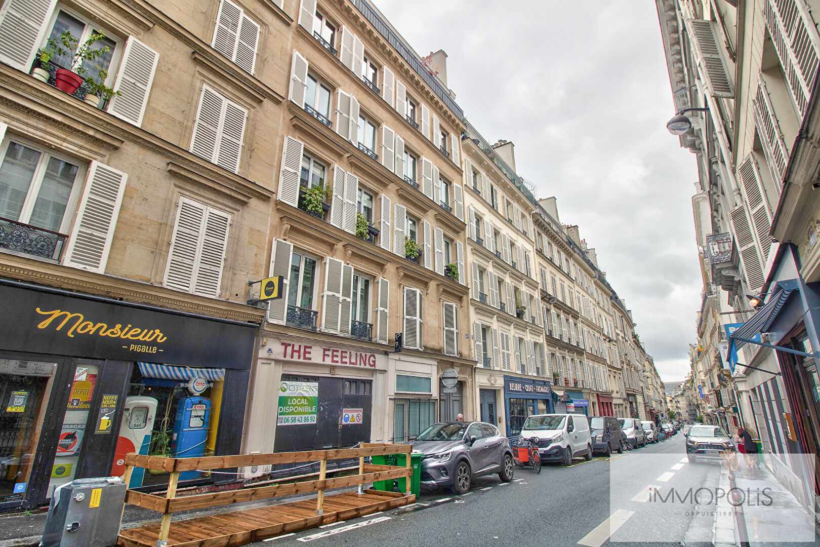 Large studio with clear vis-à-vis, in 6th and top floor with lift, in full so-fi! 12