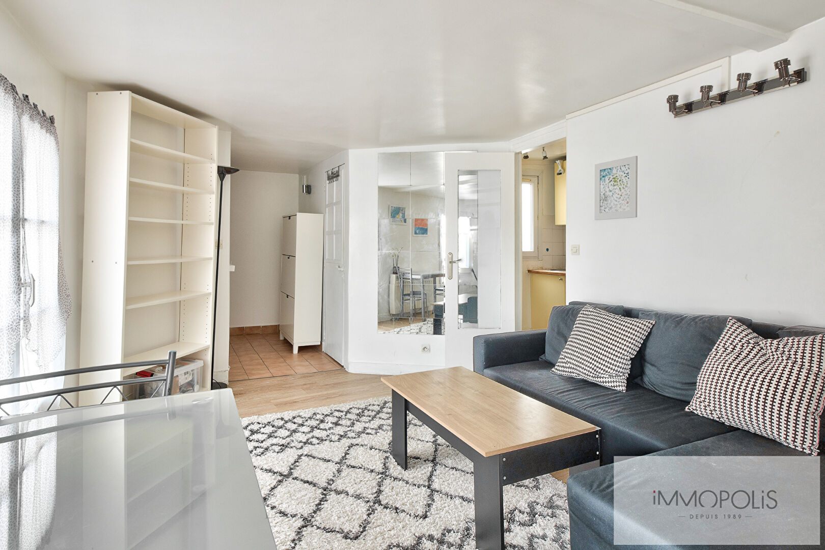 Large studio with clear vis-à-vis, in 6th and top floor with lift, in full so-fi! 3