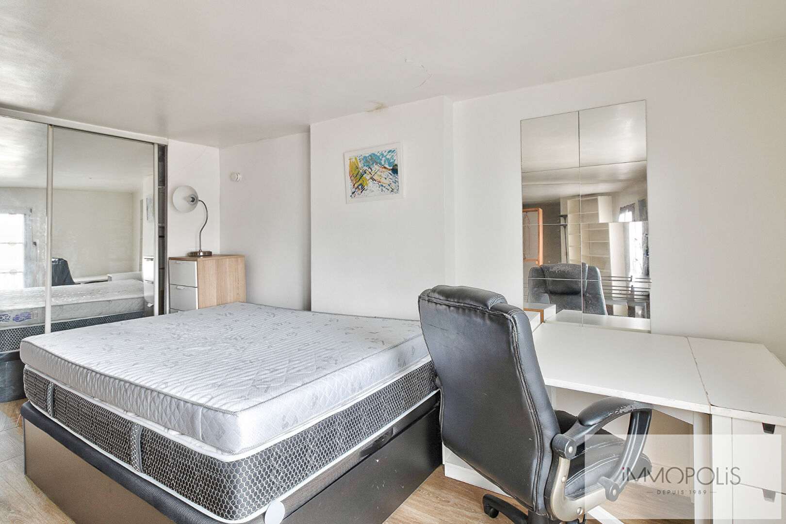 Large studio with clear vis-à-vis, in 6th and top floor with lift, in full so-fi! 4