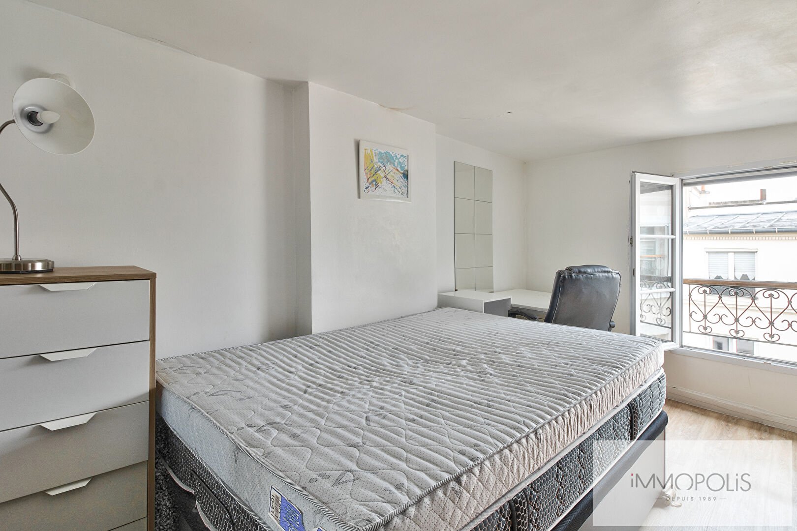 Large studio with clear vis-à-vis, in 6th and top floor with lift, in full so-fi! 5