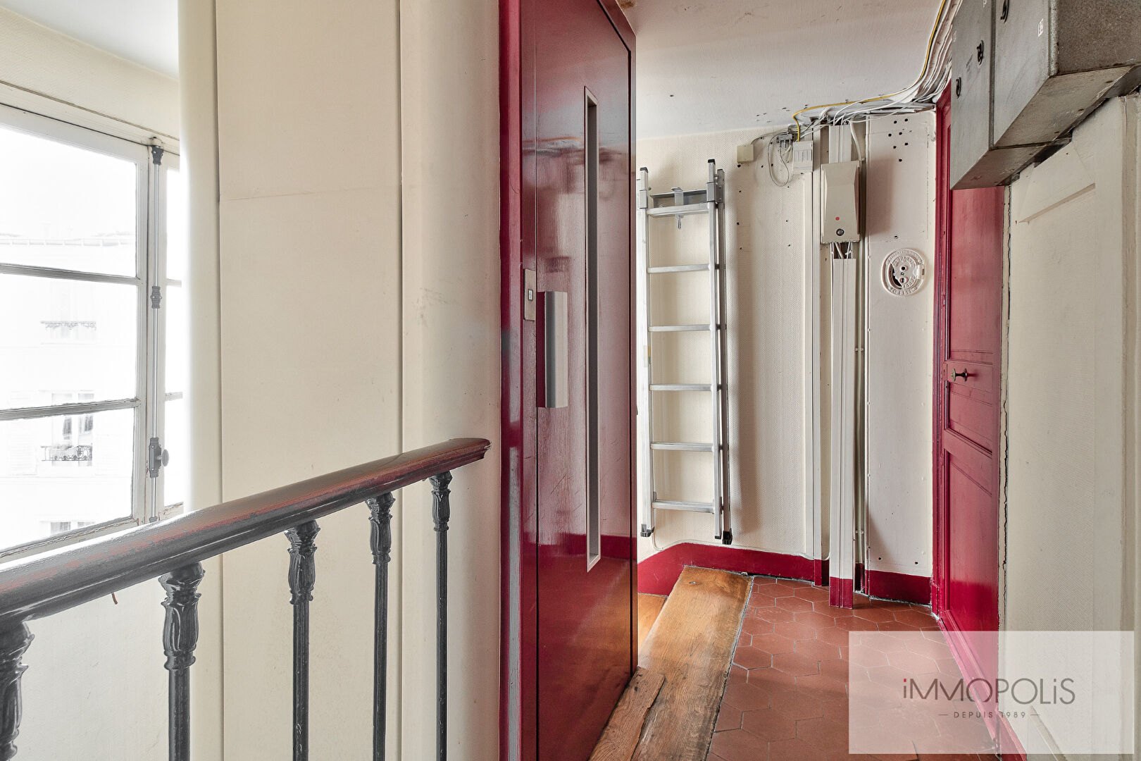 Large studio with clear vis-à-vis, in 6th and top floor with lift, in full so-fi! 9