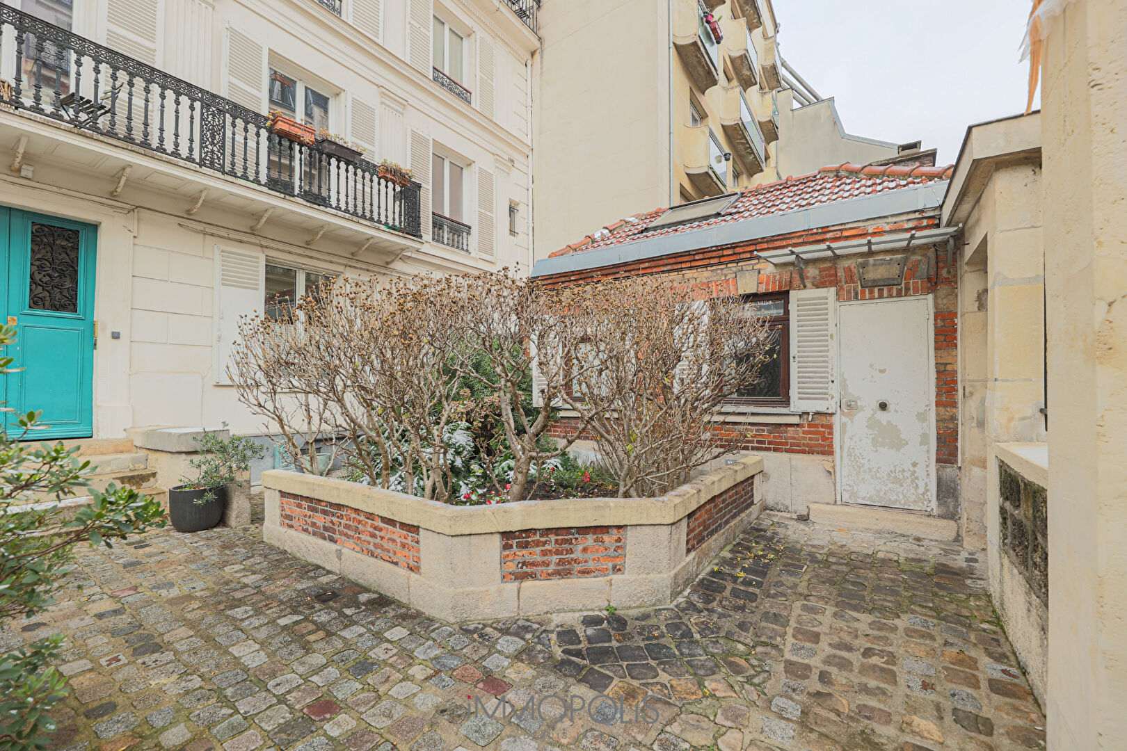 Abbesses real small house in peace on courtyard 2