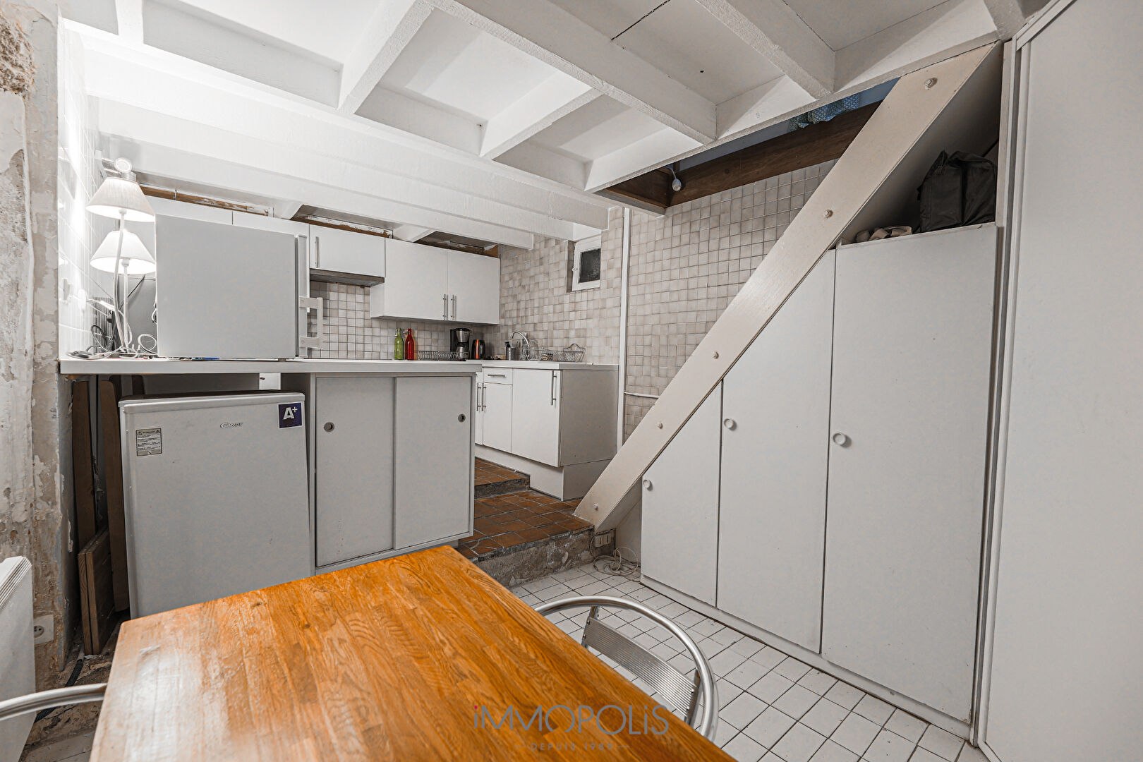 Abbesses véritable petite maison au calme sur cour 10