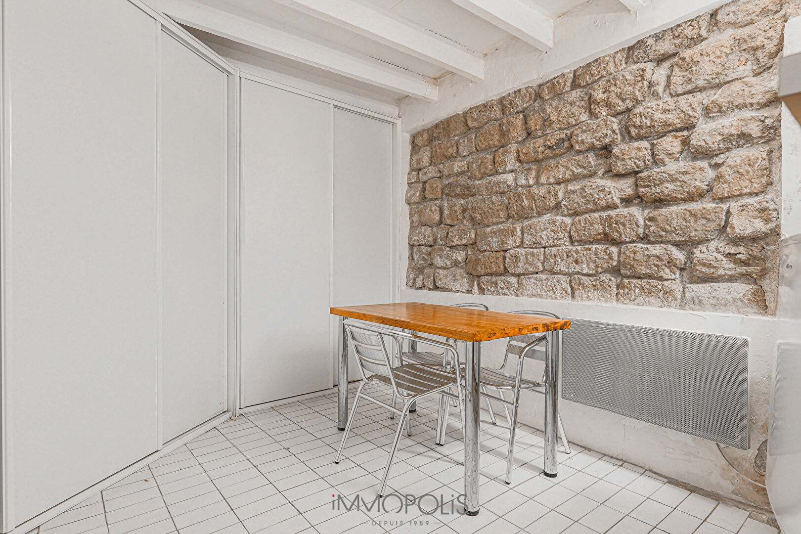 Abbesses véritable petite maison au calme sur cour 11
