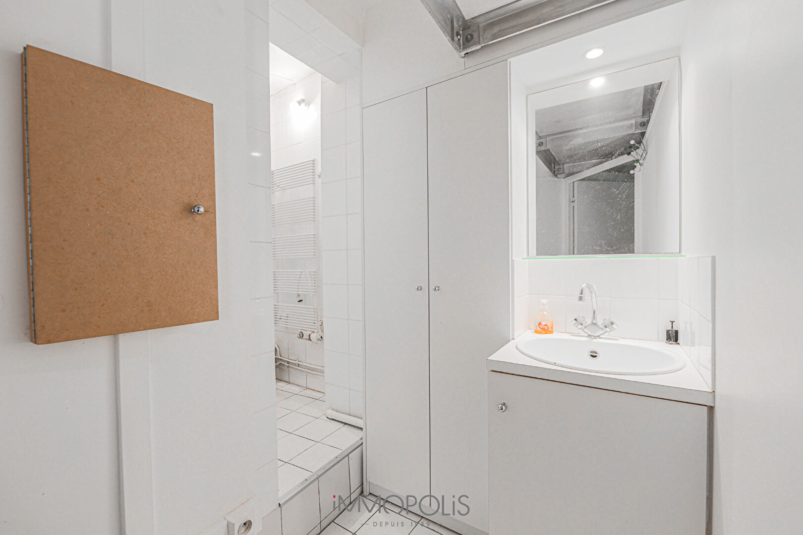 Abbesses véritable petite maison au calme sur cour 12